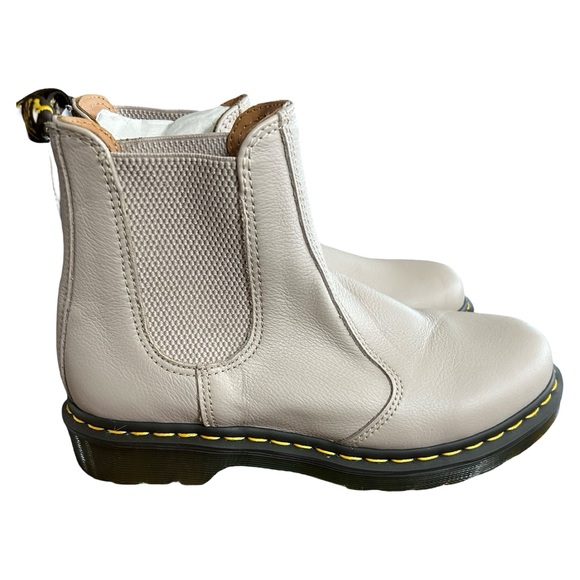 New Dr. Martens 2976 Women’s Virginia Leather Chelsea Boots - Picture 1 of 12